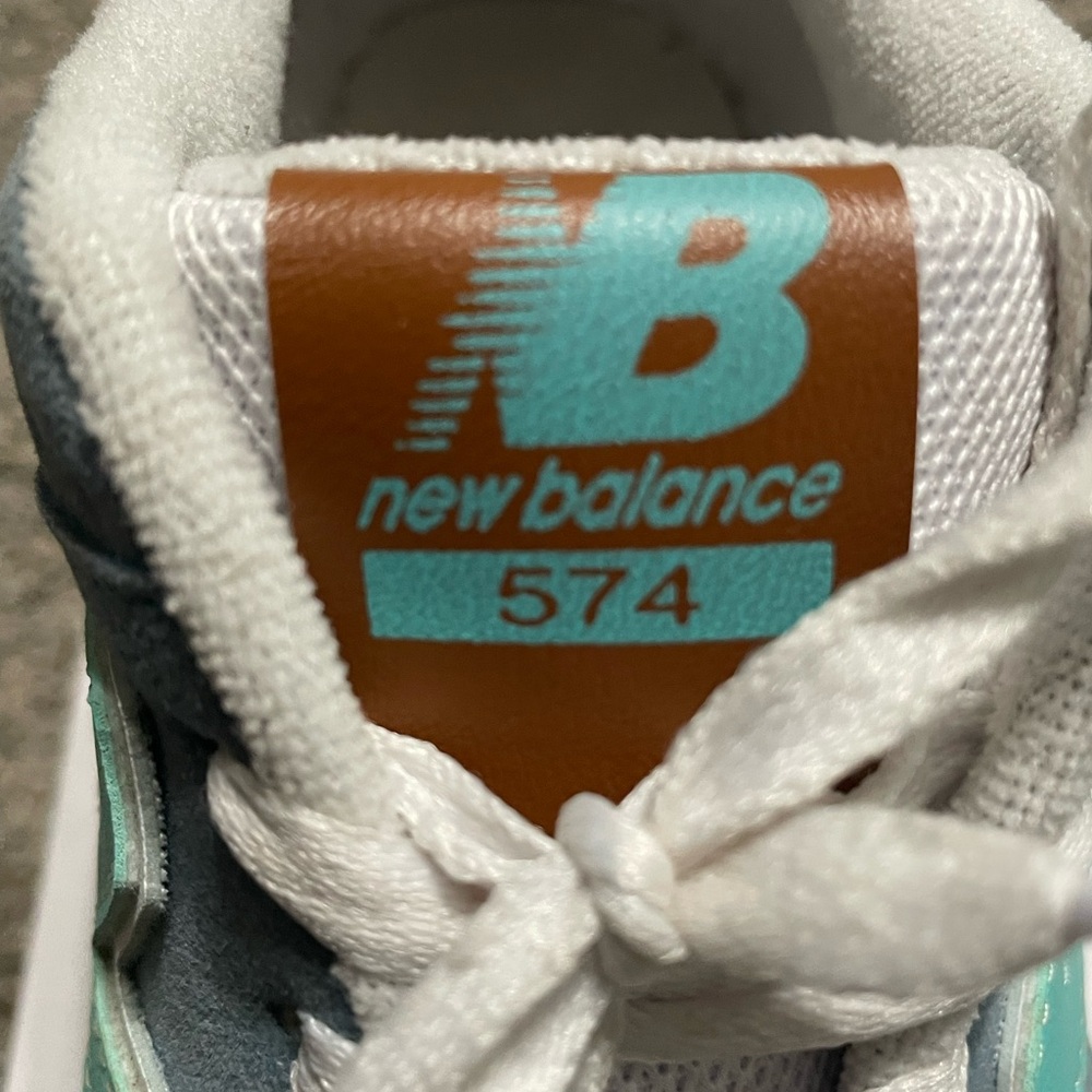 New Balance 574 Women's Blue and White Sneakers size 7 tennis shoe - Picture 4 of 9
